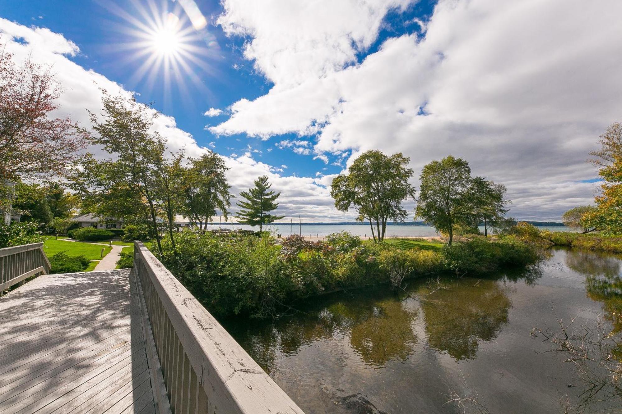 Beautiful Lake View Studio Condo At The Shores Traverse City Ngoại thất bức ảnh